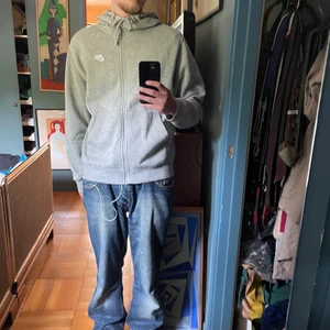 Grå Nike Hoodie med zip - Grå Nike hoodie med zip, storlek M Nästan helt ny, endast använd en gång. Cond 9,5/10