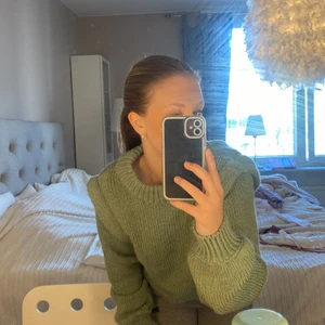 Stickad tröja  - Nästan aldrig använd! En super fin ljus grön tröja. Tröjan har volanger vid axeln och är storlek S. 