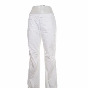 Nike byxor - Asfina lågmidjade vita byxor från Nike, tyvärr kommer de ej till användning då de sitter lite tight för min smak:( Är i strl 38 och skulle säga att de passar S/M