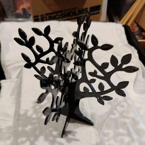 Smyckesträd - Smyckesträd i svart plast som är ihop och isärtagbart 