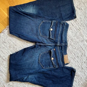 Bootcut jeans - ❤️💋💘Dessa par byxor är ett par skitsnygga Liw waist bootcut jeans som jag nu säljer pogrund av att storleken helt enkelt inte passar på mig, det är en snygg tvätt på dom med en mörk blå färg och coola fickor❤️💋❤️