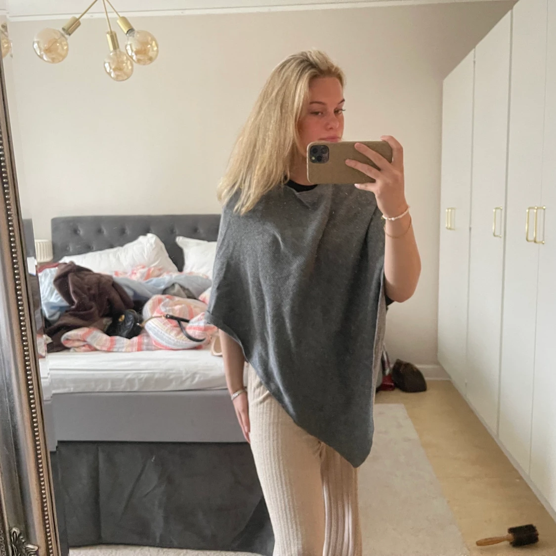 Grå poncho med guld