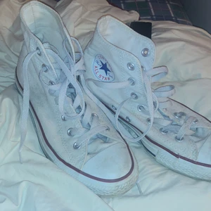 Converse storlek 37,5 - Säljer dom då jag inte använder längre💕 Storlek 37,5 men funkar även på 38 och 39:) Köparen står för frakt💕