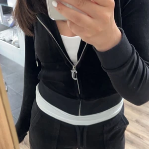 juicy couture kofta - Säljer min juicy kofta i storlek XS!! Använd ett fåtal gånger men är i nyskick. Pris kan diskuteras!!