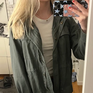 Militärgrön jacka - Militärgrön jacka från GAP. Använd få gånger så i bra skick. Säljer då jag tycker att den är lite för lång på mig❤️ originalpris var runt 700 kr. Köparen står för frakten❤️