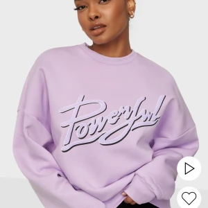 tröja storlek S - säljer denna super fina tröja (sweetshirt) i storlek S då den aldrig kommer till användning, den är helt ny endast testad💜