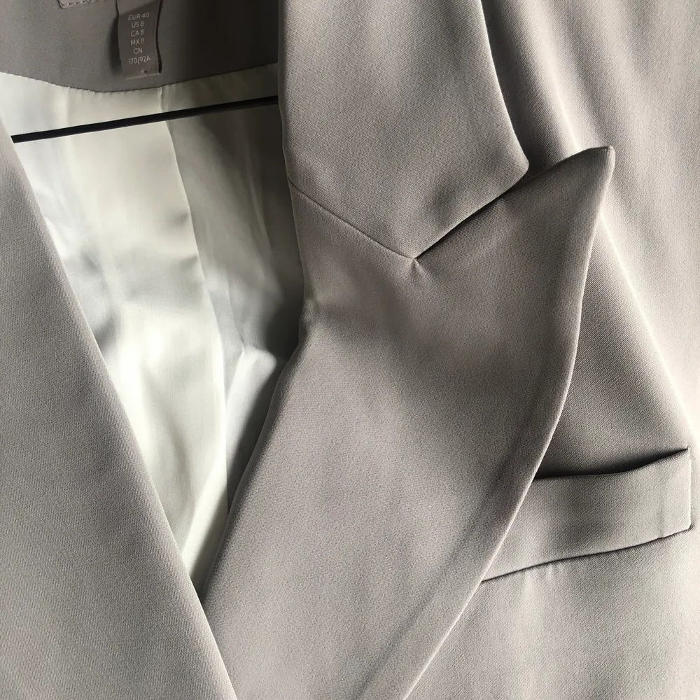 Ljusgrå/mintgrön blazer från H&M i stiltje 40. Använd endast 1 ggr. Nypris: 499 kr.. Kostymer.