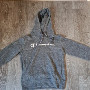 Champion hoodie storlek S - En fin damhoodie i storlek S, annars varm & sköm hoodie i väldigt bra skick
