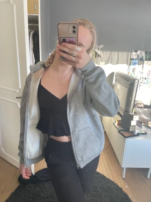 Zip up hoodie - Fin tröja som är använd men inte dåligt skick, väldigt skön och är fin att både ha något under men även bara den.