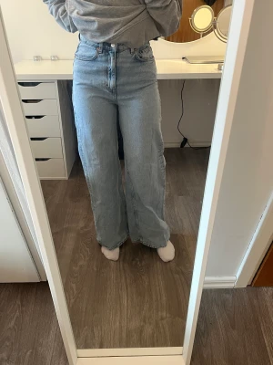 WEEKDAY JEANS - Jätte fina blåa raka som jag knappt har använt, därför jag köpte fel storlek. Det är storlek 34 men passar även 36 men sitter då lite tight🤍