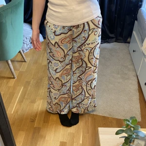 Mönstrade byxor - Coola byxor från Gina 🤩