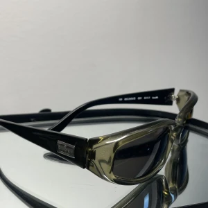 Vintage Gucci sol glasögon! (Rare)🕶 - Säljer dessa äkta Gucci Solglasögon som är väldigt sällsynta! För att dom inte kommer till användning. Tveka inte att skriva till mig om frågor eller mer bilder. Nypris: Runt 4000 Och det finns tecken på användning.