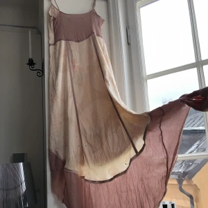 Maxiklänning i 100% silke - Silkesklänning från Munthe plus Simonsen! Så himla vacker gammelrosafärg med spetsdetaljer och rhinestones ☺️ perfekt vår/sommarklänning. Axelbanden har dubbla band och på ena så har ett av snörena gått av men det syns knappt och enkelt att fixa. Strl S!🧚🧚‍♀️