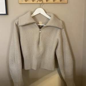En slutsåld stickad tröja i ull från HM. Använd fåtal gånger. Storlek s! Köparen står för frakten. Pris går att diskuteras!💞