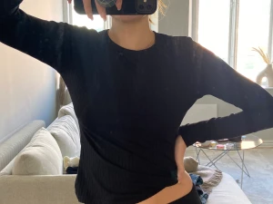 Topp ifrån NLY trend - Säljer en vanlig svart basic tröja, lite ribbad och lite högre i halsen. Använd fåtal gånger och är som ny! 🤍