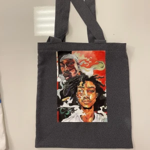 Målad tygväska  - Helt ny tygväska som har en snygg design. Den har mycket utrymme! Datorn får lätt plats.  