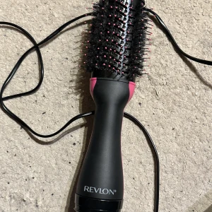 Revlon VOLUMISER - Nästintill helt oanvänd då jag införskaffade mig en annan tätt inpå!  Följ trenden och införskaffa dig en volumiser för salongfixat hår! Köptes för 640:- Köparen står för frakt. 