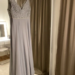 Balklänning - Säljer min fina balklänning som jag hade förra året. Älskade den verkligen, färgen är superfin. Den är lite uppsydd så den passar någon lite kortare. Kommer i orginalpåsen, endast använd en gång. köpt på dressroom Linné för 5000