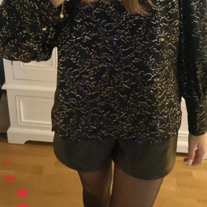 Skinn shorts  - Säljer nu mina fina skinn shorts från Åhléns i märket ”French connection” nypris är 1000kr, shortsen är även bara använda ett par fåtal gånger!! 🌺🌺