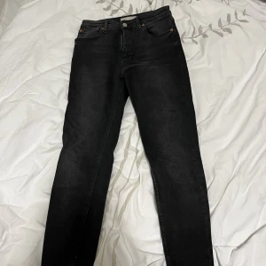 Zara jeans - Jeans från zara i storlek 38. Ganska tajt och kort modell. Använd ett fåtal gånger💕