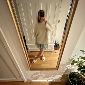 Kjol - Säljer denna jätte fina kjolen i ett grönt blomrigt mönster, perfekt till sommaren!! 🙏🏻😇