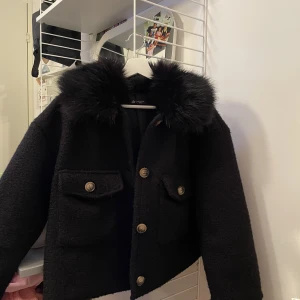 Kort jacka med pälskrage - Snygg meotine dupe med pälskrage. Anvönd ett fåtal gånger o säljer pga den inte riktigt är min stil. Onsize men sitter som en S! Kan tänka mig vara flexibel i pris vid snabb affär