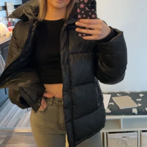 Säljer svart bikbok jacka - Säljer nu denna trendiga Bikbok jackan som är slutsåld överallt, jag köpte den här på Plick innan, fint skick, pris kan diskuteras 🫶🏻