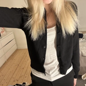 Kofta - Jättefin basic kofta som kan användas till mycket! Hör av dig vid frågor💗