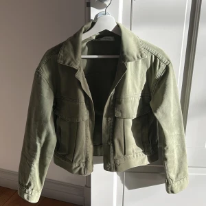 Militärgrön Jeansjacka  - Jättefin militärgrön jeans jacka ifrån Zara! Är i storlek xs. Det går att knäppa armarna längst ner om man skulle vilja de!❤️