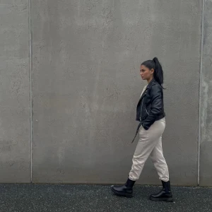 Skinnjacka  - Säljer nu min superfina skinnjacka!! Har även ett bälte som ni kan se på tredje bilden. Jackan är aldrig använd och nypris är 450❤️