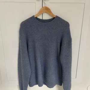 Stickad tröja - Supersöt blå stickad tröja från H&M, använd typ tre gånger då den är lite för stor på mig💘