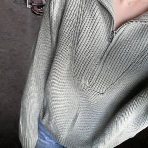 Stickad tröja  - Grön Stickad tröja ifrån märket STAY köpt på carlings.  Superskönt material och i nyskick.  Storlek xs men upplevs större