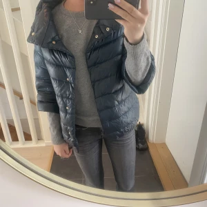 Herno jacka  - Säljer nu min älskade herno jacka!!💘 As snygg mörkgrön/blå färg, bra skick!