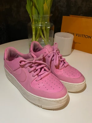 Nike  - Säljer mina rosa super fina Nike skor då dem tyvärr inte kommer till användning💗💗dem är bra skick och super sköna! Bara att skriva för frågor⁉️super fina till tex en klänning eller bara till ett par blåa jeans! 