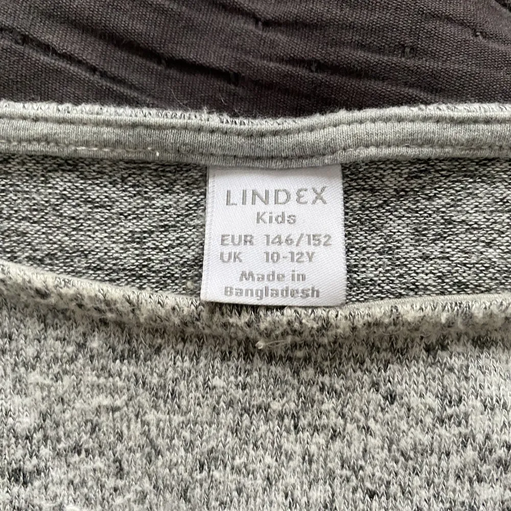 Hej! Nu säljer jag denna tröja från Lindex kids, den är väldigt len och ganska stor vid axlarna. Den var en av mina favorit tröjor. Den är i storlek 146/152 och 10-12 år! 🤗 Såklart så tvättas den innan den skickas iväg hem till dig! Tack!🤗💕. Tröjor & Koftor.