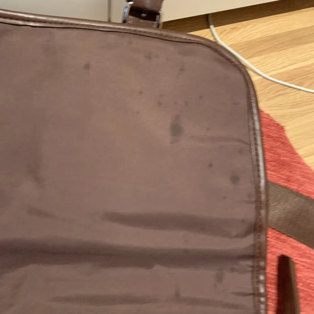 En pier one messenger bag i bra skick ( den har några okej fläckar inuti , men inget som märks , de sista bilden) Jag säljer väskan då den är för stor för min smak , den köptes på Sellpy för inte så länge sedan . Priset går att diskutera :) . Väskor.