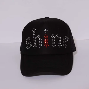 Rhinestones Keps - Helt ny svart keps med röda och silvriga rhinestones från Shine Bright Clothing UF.
