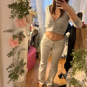Levis jeans strl 36 low waist - Vita jeans inga fläckar, blivit lite stora drf jag säljer. Är 165 cm men kan passa några cm längre då de finns några cm kvar på längden. Vid frågor skriv gärna!❤️