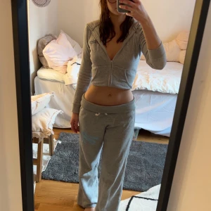 Lågmidjade mjukisbyxor från superdry - Köpa i Milano för 4 år sedan. I bra skick och är i strl M men passar S (jag har S). Vid frågor skriv gärna!❤️