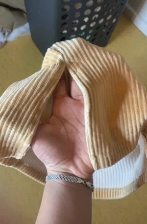 Gul flimmerhårig kjol - Använd ett par gånger men den är super fin och passar till skjortor och annat.