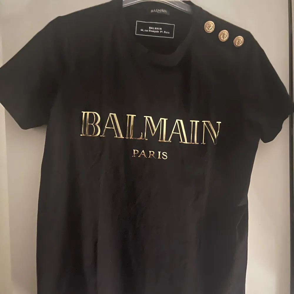 Balmain T-Shirt Nypris - 3299 Mitt pris - ? - bud Skick 8.5/10 Strl S. T-shirts.