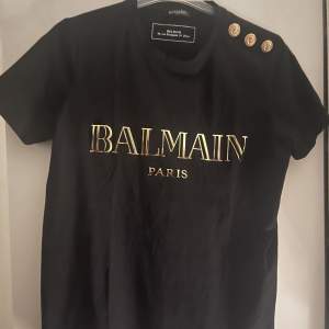 Balmain T-Shirt Nypris - 3299 Mitt pris - ? - bud Skick 8.5/10 Strl S