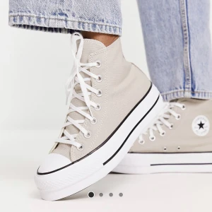 Chunky converse - Säljer mina beige chunky converse som är köpta på ASOS (dem är i strl 40 men skulle säga att dem även passar om man har 39)  Slutsålda och finns inte på så många hemsidor.  Använda 3 gånger. Köpta för 1100kr 