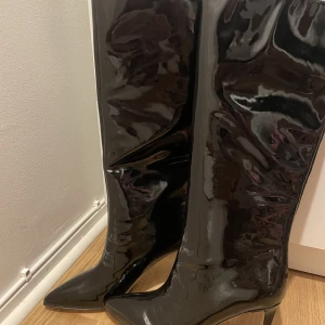 Guess skinnboots - Storlek 38, helt nya och aldrig använda. Nypris 3000kr