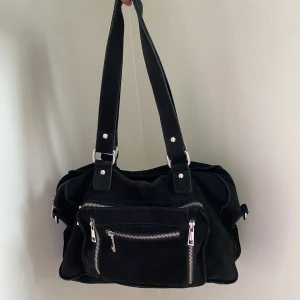 Núnoo- Mille bag  - Núnoo Mille handväska i superfint skick, tecken på användning på inne-fickan! (Kan skicka bilder om önskas!). Väldigt rymlig väska som får plats med mycke. Har ni några frågor så är det bara att skriva!💝☺️(obs. Axelband saknas). Nypris: 2199kr!
