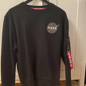 Alpha industries  - Alpha industries tröja som jag har använt några gånger. Men den är i väldigt bra skick ändå, inga fläckar eller märken på den.