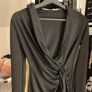 Klänning  - Svart aftonklänning. Jätte snygg men är för öppen vid brösten från Nelly i storlek Xs