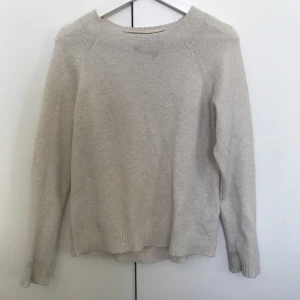 Stickad tröja - Stickad tröja som passar perfekt nu till våren 💗🫶Säljer även en likadan i grå