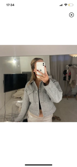 Jacka - Superfin vår/höst jacka från Lindex💕jackan är i väldigt fint skick och köptes för 800kr🫶🏼 storlek xs men passar S oxå skulle jag säga🙌🏻