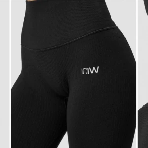 Träningstights - Fina träningsbyxor från ICIW, dom har ett litet hål på ena knät som är igensatt så där av priset. Nypris 700 jag säljer för 250, skriv för egna bilder 💕